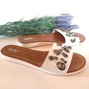 Mossimo Supply Co. Shoes - Mossimo White Sandals with Rhinestones Size 8.5 Mossimo Supply Co. Shoes - Mossimo White Sandals with Rhinestones Size 8.5